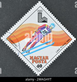 Gestempelte Briefmarke, gedruckt von Ungarn, die Skispringen, Olympische Winterspiele 1980 - Lake Placid, um 1979 zeigt. Stockfoto