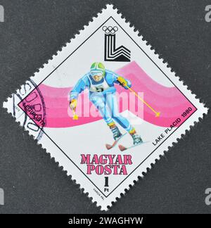 Gestempelte Briefmarke, gedruckt von Ungarn, die Abfahrtsski, Olympische Winterspiele 1980 - Lake Placid, um 1979 zeigt. Stockfoto