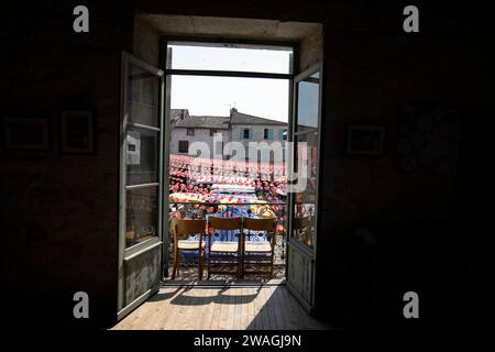 Ville d'Eymet, bastide-Stadt, in der Region Südwest-Dordogne, mit einem blühenden Marktplatz, am Ufer des Dropt River, Frankreich, Europa. Stockfoto