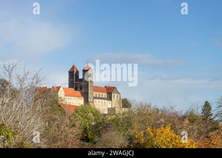 Stiftskirche St. Servatii und Schloss in Quedlinburg auf dem Hügel im Herbst Stockfoto