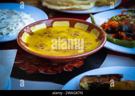 Fava Bohnen Dip. Traditionelles ägyptisches, nahöstliches Essen faule Medames mit Olivenöl. Nahaufnahme. Fava Beans Dip zum Frühstück. Stockfoto