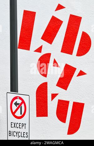 Liberty no Liberty, kein Linksabbiegungsschild in der Nähe von Liberty Coffee Shop, Vancouver, British Columbia, Kanada Stockfoto