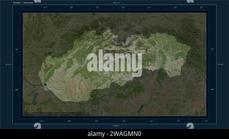 Die Slowakei wird auf einer hochauflösenden Satellitenkarte mit dem Hauptpunkt des Landes, kartographischem Raster, Entfernungsskala und Kartengrenzkoordin hervorgehoben Stockfoto