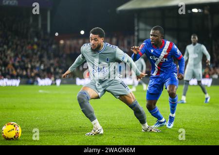 Evertons Arnaut Danjuma kämpft am 4. Januar 2024 im Selhurst Park Stadium, London, England, Vereinigtes Königreich und Crystal Palace's Tyrick Mitchell während des Spiels der 3. Runde des Crystal Palace FC gegen Everton FC Emirates FA Cup. Credit: Every Second Media/Alamy Live News Stockfoto