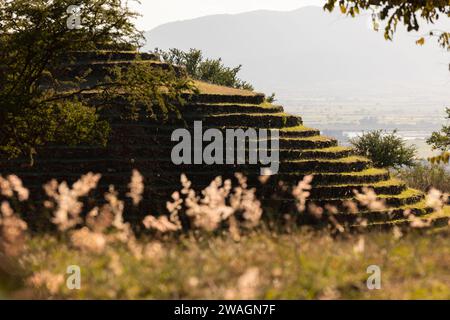 Nachmittagsblick auf die alten runden Pyramiden von Guachimontone, die über 2300 Jahre alt sind und über der Stadt Teuchitlán, Jalisco, Mexikaner, gefunden wurden Stockfoto