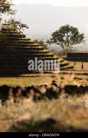 Nachmittagsblick auf die alten runden Pyramiden von Guachimontone, die über 2300 Jahre alt sind und über der Stadt Teuchitlán, Jalisco, Mexikaner, gefunden wurden Stockfoto