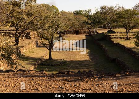 Nachmittagsblick auf den alten Ballplatz von Guachimontone, der über 2300 Jahre alt ist und über der Stadt Teuchitlán, Jalisco, Mexiko, gefunden wurde. Stockfoto