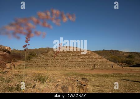 Nachmittagsblick auf die alten runden Pyramiden von Guachimontone, die über 2300 Jahre alt sind und über der Stadt Teuchitlán, Jalisco, Mexikaner, gefunden wurden Stockfoto