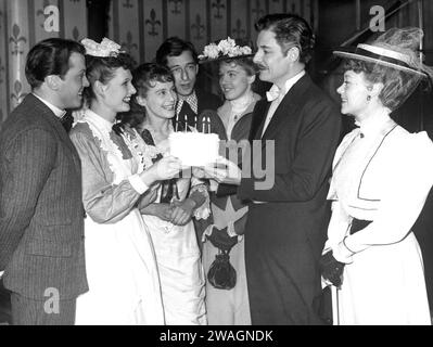 Aktenfoto vom 01/51 von (von links nach rechts) Richard Attenborough, Sheila SIM, Maria Schell, John Boulting (Regisseurin), Margaret Johnston, Robert Donat und Glynis Johns wurden während der Dreharbeiten von The Magic Box as a Torte anlässlich des sechsten Hochzeitstages von Richard Attenborough und Sheila SIM in den Elstree Studios präsentiert. Die Schauspielerin Glynis Johns, die vor allem für ihre Rolle als Mrs Banks in dem Film Mary Poppins aus dem Jahr 1964 bekannt war, ist im Alter von 100 Jahren gestorben, wie ihr Manager bestätigte. Ausgabedatum: Donnerstag, 4. Januar 2024. Stockfoto