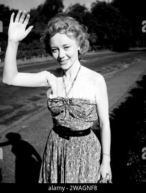 Aktenfoto vom 28/07/49 von Glynis Johns, der von ihrem Haus in Regent's Park, London, nach Italien aufbricht, wo sie mit dem Hollywood-Star Douglas Fairbanks Jr. „State Secret“ filmt Die Schauspielerin Glynis Johns, die vor allem für ihre Rolle als Mrs Banks in dem Film Mary Poppins aus dem Jahr 1964 bekannt war, ist im Alter von 100 Jahren gestorben, wie ihr Manager bestätigte. Ausgabedatum: Donnerstag, 4. Januar 2024. Stockfoto