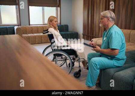 Fokussierte Ärzteschriftungen im Klinikfoyer Stockfoto