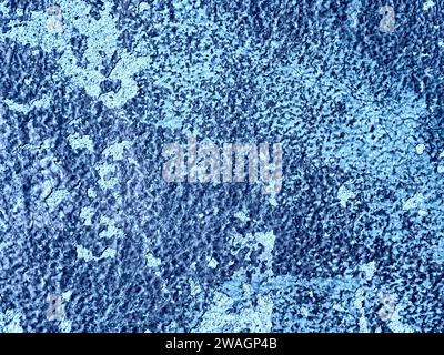 Hintergrund eines alten Anstrichs blauer Farbe, der von einer Wand abblättert Stockfoto