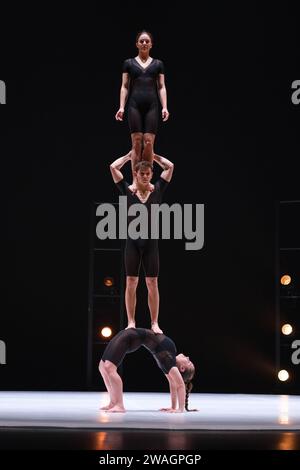 Künstler treten während der Präsentation von Menschen 2,0' der australischen Firma Circa im Canal Theater in Madrid auf. Januar 2024 Spanien Stockfoto