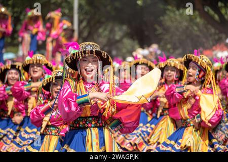 Verschiedene choreografische Gruppen gehen am zweiten Tag des Karnevals der Schwarzen und Weißen den Weg. Pasto, Nariño, 3. Januar 2024. Stockfoto