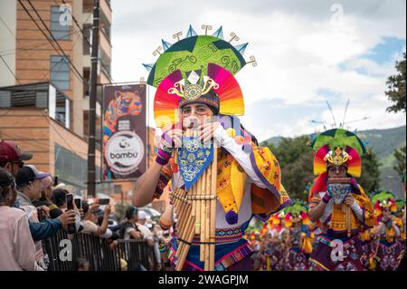 Verschiedene choreografische Gruppen gehen am zweiten Tag des Karnevals der Schwarzen und Weißen den Weg. Pasto, Nariño, 3. Januar 2024. Stockfoto