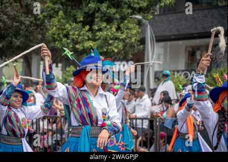 Verschiedene choreografische Gruppen gehen am zweiten Tag des Karnevals der Schwarzen und Weißen den Weg. Pasto, Nariño, 3. Januar 2024. Stockfoto