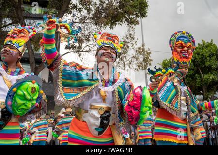 Verschiedene choreografische Gruppen gehen am zweiten Tag des Karnevals der Schwarzen und Weißen den Weg. Pasto, Nariño, 3. Januar 2024. Stockfoto