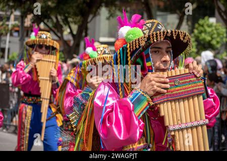 Verschiedene choreografische Gruppen gehen am zweiten Tag des Karnevals der Schwarzen und Weißen den Weg. Pasto, Nariño, 3. Januar 2024. Stockfoto