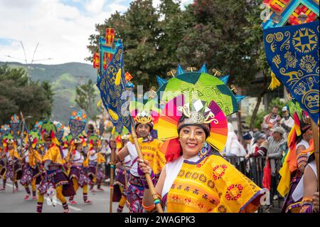 Verschiedene choreografische Gruppen gehen am zweiten Tag des Karnevals der Schwarzen und Weißen den Weg. Pasto, Nariño, 3. Januar 2024. Stockfoto