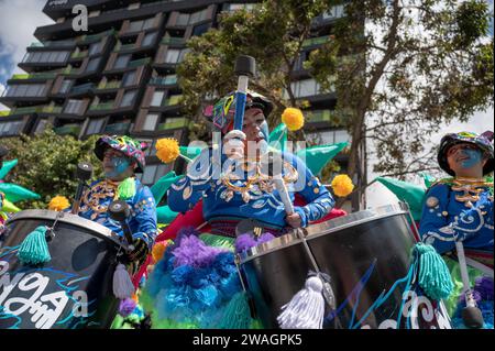 Verschiedene choreografische Gruppen gehen am zweiten Tag des Karnevals der Schwarzen und Weißen den Weg. Pasto, Nariño, 3. Januar 2024. Stockfoto