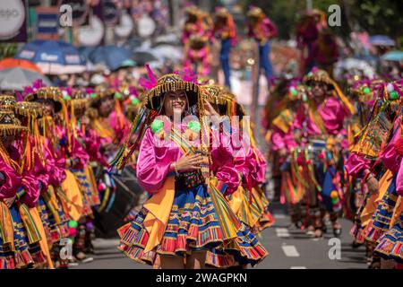 Verschiedene choreografische Gruppen gehen am zweiten Tag des Karnevals der Schwarzen und Weißen den Weg. Pasto, Nariño, 3. Januar 2024. Stockfoto