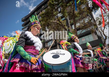 Verschiedene choreografische Gruppen gehen am zweiten Tag des Karnevals der Schwarzen und Weißen den Weg. Pasto, Nariño, 3. Januar 2024. Stockfoto