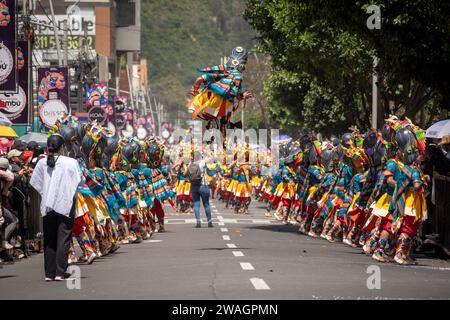 Verschiedene choreografische Gruppen gehen am zweiten Tag des Karnevals der Schwarzen und Weißen den Weg. Pasto, Nariño, 3. Januar 2024. Stockfoto