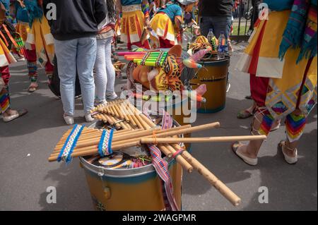 Verschiedene choreografische Gruppen gehen am zweiten Tag des Karnevals der Schwarzen und Weißen den Weg. Pasto, Nariño, 3. Januar 2024. Stockfoto