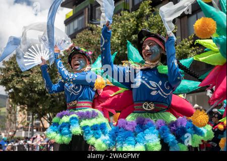 Verschiedene choreografische Gruppen gehen am zweiten Tag des Karnevals der Schwarzen und Weißen den Weg. Pasto, Nariño, 3. Januar 2024. Stockfoto