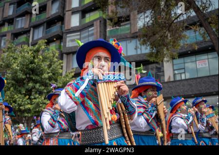 Verschiedene choreografische Gruppen gehen am zweiten Tag des Karnevals der Schwarzen und Weißen den Weg. Pasto, Nariño, 3. Januar 2024. Stockfoto