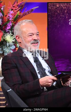 NUR REDAKTIONELLE VERWENDUNG Moderator Graham Norton während der Dreharbeiten für die Graham Norton Show im BBC Studioworks 6 Television Centre, Wood Lane, London, die am Freitagabend auf BBC One ausgestrahlt werden. Bilddatum: Donnerstag, 4. Januar 2024. Foto: Matt Crossick/PA Wire Stockfoto