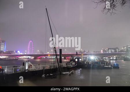 Der Mast des Bar & Co Boat, das am Temple Pier vor Anker lag, ragt aus dem Wasser nach dem Londoner Partyboot, das als schwimmende Bar, Restaurant und Nachtclub in der Themse fungiert. Ein Sprecher des Bar & Co Boat sagte der Nachrichtenagentur PA: "Wahrscheinlich ist es wegen der Wetterbedingungen gesunken." Eine gelbe Wetterwarnung für Regen wurde vom Met Office ausgegeben, die London und den Süden Englands bis 3 Uhr morgens am Freitag abdeckte. Bilddatum: Donnerstag, 4. Januar 2024. Stockfoto