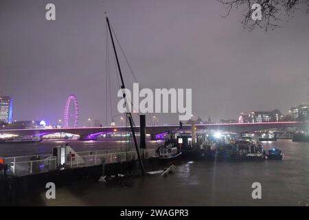 Der Mast des Bar & Co Boat, das am Temple Pier vor Anker lag, ragt aus dem Wasser nach dem Londoner Partyboot, das als schwimmende Bar, Restaurant und Nachtclub in der Themse fungiert. Ein Sprecher des Bar & Co Boat sagte der Nachrichtenagentur PA: "Wahrscheinlich ist es wegen der Wetterbedingungen gesunken." Eine gelbe Wetterwarnung für Regen wurde vom Met Office ausgegeben, die London und den Süden Englands bis 3 Uhr morgens am Freitag abdeckte. Bilddatum: Donnerstag, 4. Januar 2024. Stockfoto
