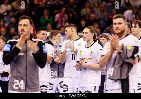 Flensburg, Deutschland. Januar 2024. Deutschland feiert/jubelt mit den Fans nach Sieg/Spielende GER, Deutschland vs. Portugal, Handball, Laenderspiel, Testspiel, 04.01.2024 Foto: Eibner-Pressefoto/Marcel von Fehrn Credit: dpa/Alamy Live News Stockfoto