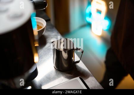 Pitcher zur Zubereitung von Kaffee auf der Theke Stockfoto