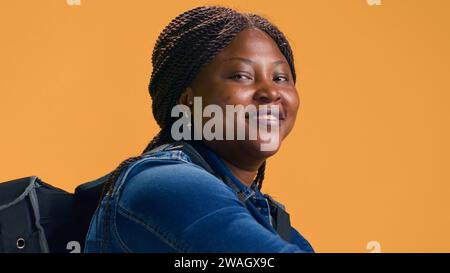 Ein gesunder afroamerikanischer Kurier mit Lebensmittelverpackung nimmt Bestellungen an Kunden entgegen. Umweltbewusste schwarze Frau, die mit dem Fahrrad Pakete pünktlich zur Kundenzufriedenheit liefert. Stockfoto