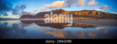 Panoramablick auf den abendlichen Famara Beach (Playa de Famara) - beliebter Surfstrand auf Lanzarote. Kanarische Inseln. Spanien. Stockfoto