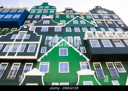 Traditionelle holländische Häuser übereinander gestapelt in Zaandam, Niederlande Stockfoto