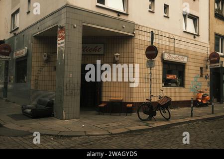 Pub an einer deutschen Straße mit Straßenschildern und einem Fahrrad, das in der Nähe der Schilder in Hamburg parkt Stockfoto