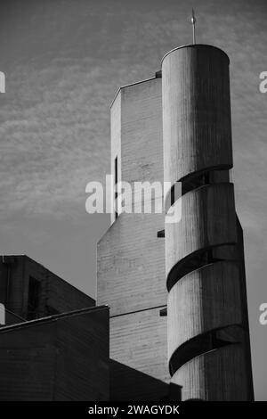 Vertikale Graustufenaufnahme eines Kirchturms mit einer Wendeltreppe Stockfoto