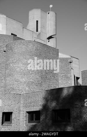 Vertikale Graustufenaufnahme eines Kirchturms mit einer Wendeltreppe Stockfoto