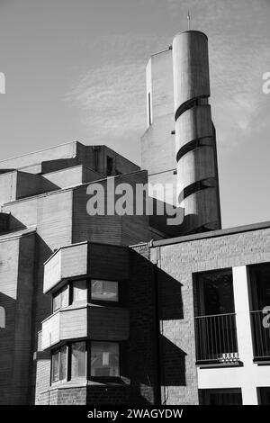Vertikale Graustufenaufnahme eines Kirchturms mit einer Wendeltreppe Stockfoto