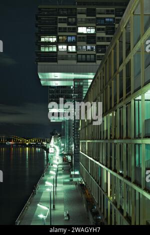 Rheinufer-Promenade entlang der Kranhäuser bei Nacht in Köln Stockfoto