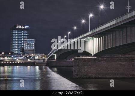 LANXESS-Hauptsitz über dem Rhein und der Deutzer-Brücke in Köln Stockfoto