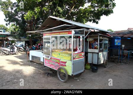 Lebensmittel werden an einem Street Food Gerobak-Stand in Indonesien verkauft. Diese Art von Lebensmitteln wird als Cakue und Odading bezeichnet, was frittierte Brote sind. Stockfoto