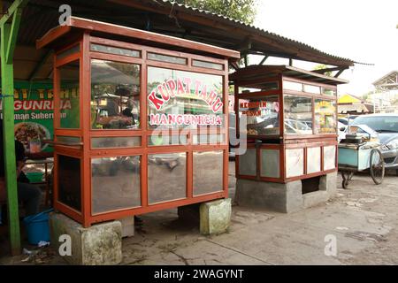 Lebensmittel werden an einem Street Food Gerobak-Stand in Indonesien verkauft. Diese Art von Essen heißt Kupat Tahu, eine Art Tofu-Snack. Stockfoto