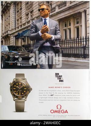 2023 Omega Seamaster Diver 300M Uhrenanzeige in einem Magazin. Omega James Bond 007 Uhr. Omega sieht Werbung mit Daniel Craig. Keine Zeit Zum Sterben Stockfoto