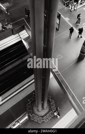 Eine vertikale Hochwinkelaufnahme des Berliner Zentralbahnhofs in Deutschland Stockfoto