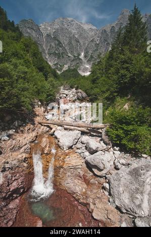 Wasserfall auf rotem Felsen in der Leoganger Steinberge bei Leogang in Österreich Stockfoto