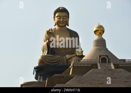 Grandiose Aufnahme der riesigen Buddha-Statue in Fo Guang Shan-Tempel, Dashu, Kaohsiung, Taiwan Stockfoto